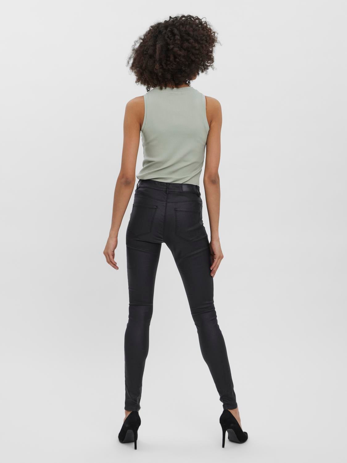 VMSEVEN Tiro medio Pantalones con 30 de descuento Vero Moda