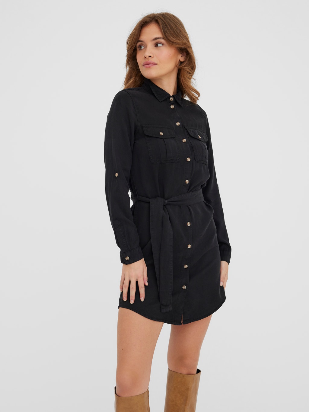 Vestido corto Corte bodycon Cuello de camisa | Black | Vero Moda® Vestido corto Corte bodycon Cuello de camisa | Black | Vero Moda®