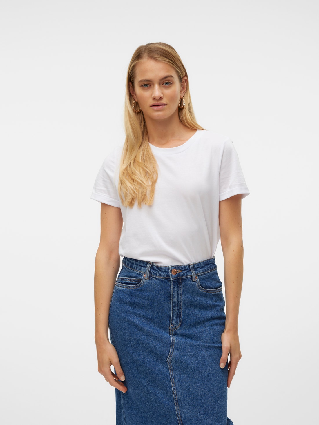 White skirt with tee and sneakers
