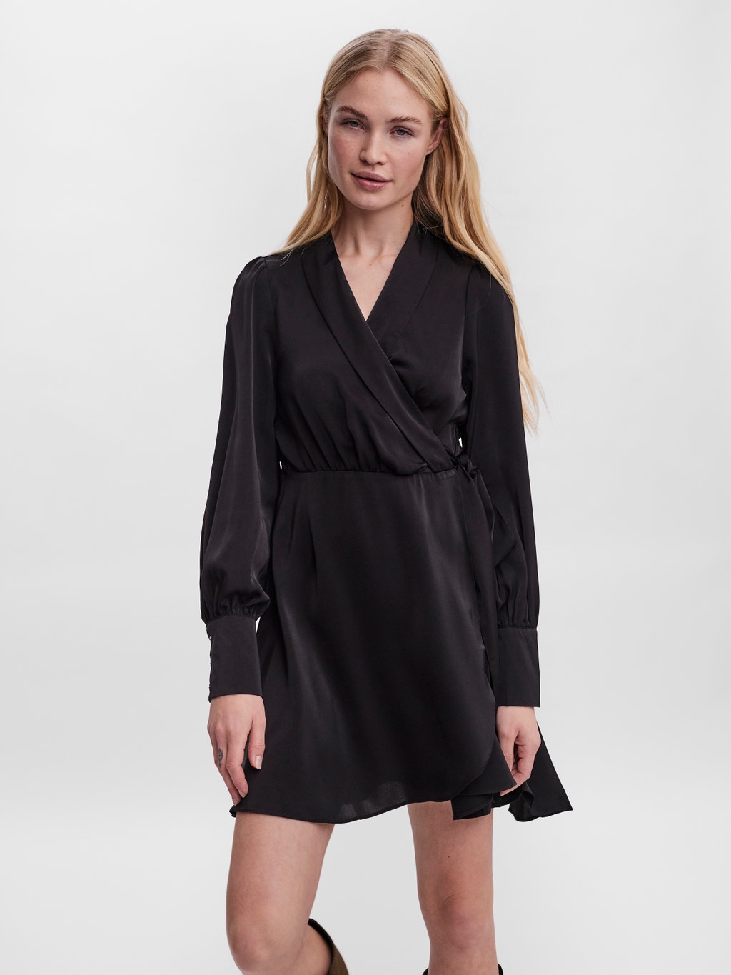 Regular Fit V-Neck Short dress | Black | Vero Moda®