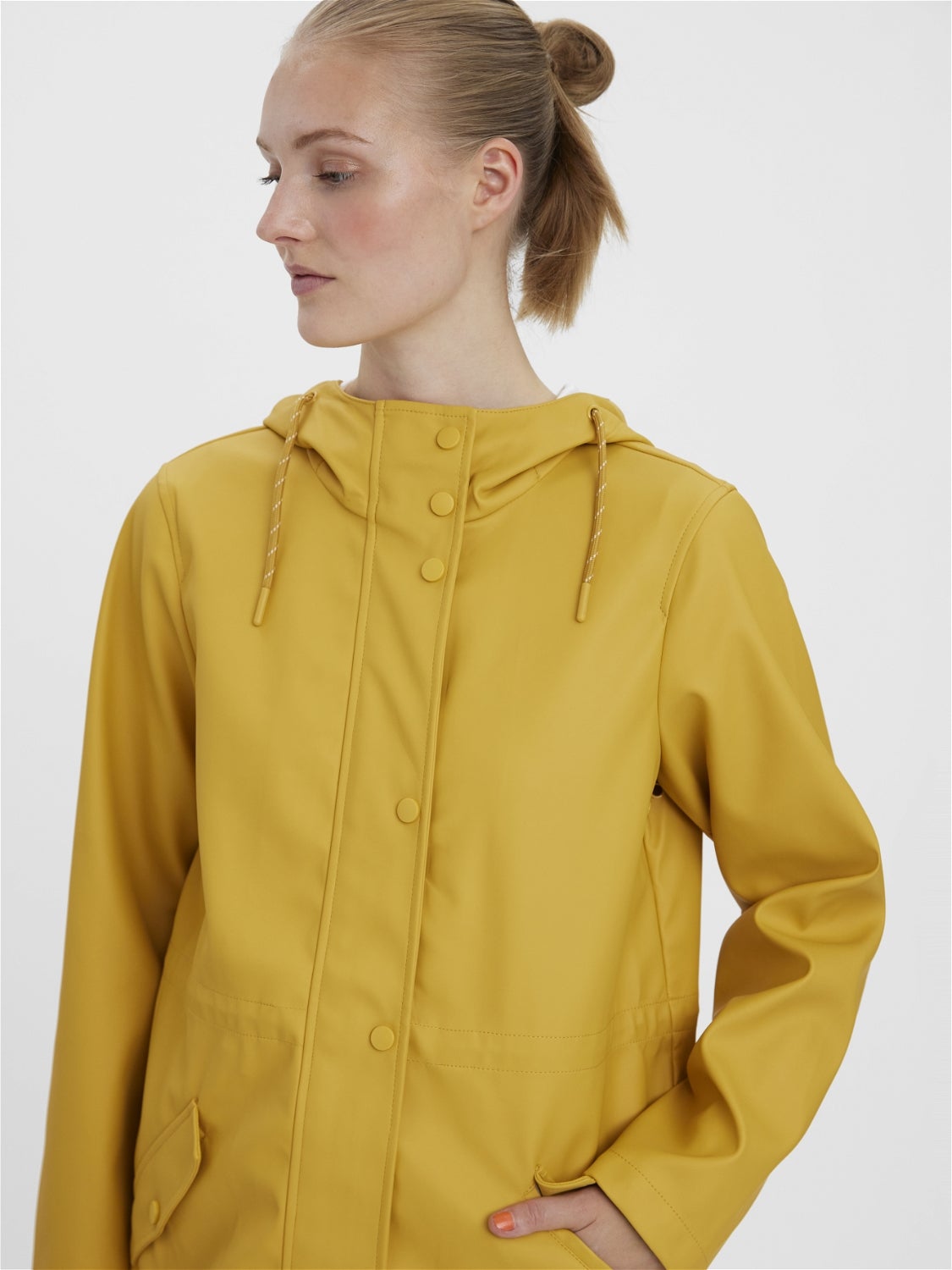 Chubasquero amarillo de Vero Moda