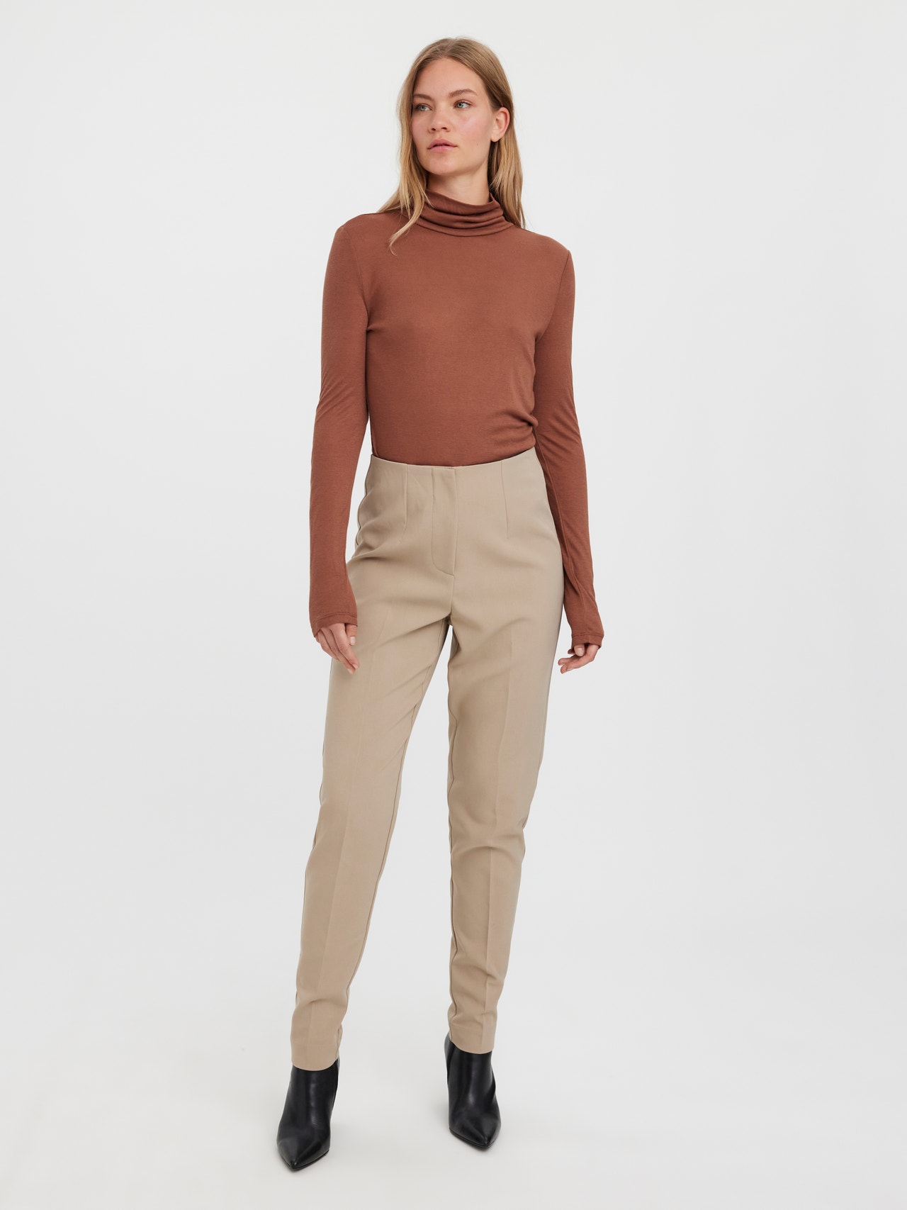 VMSANDY High rise Trousers with 40% discount! | Vero Moda®