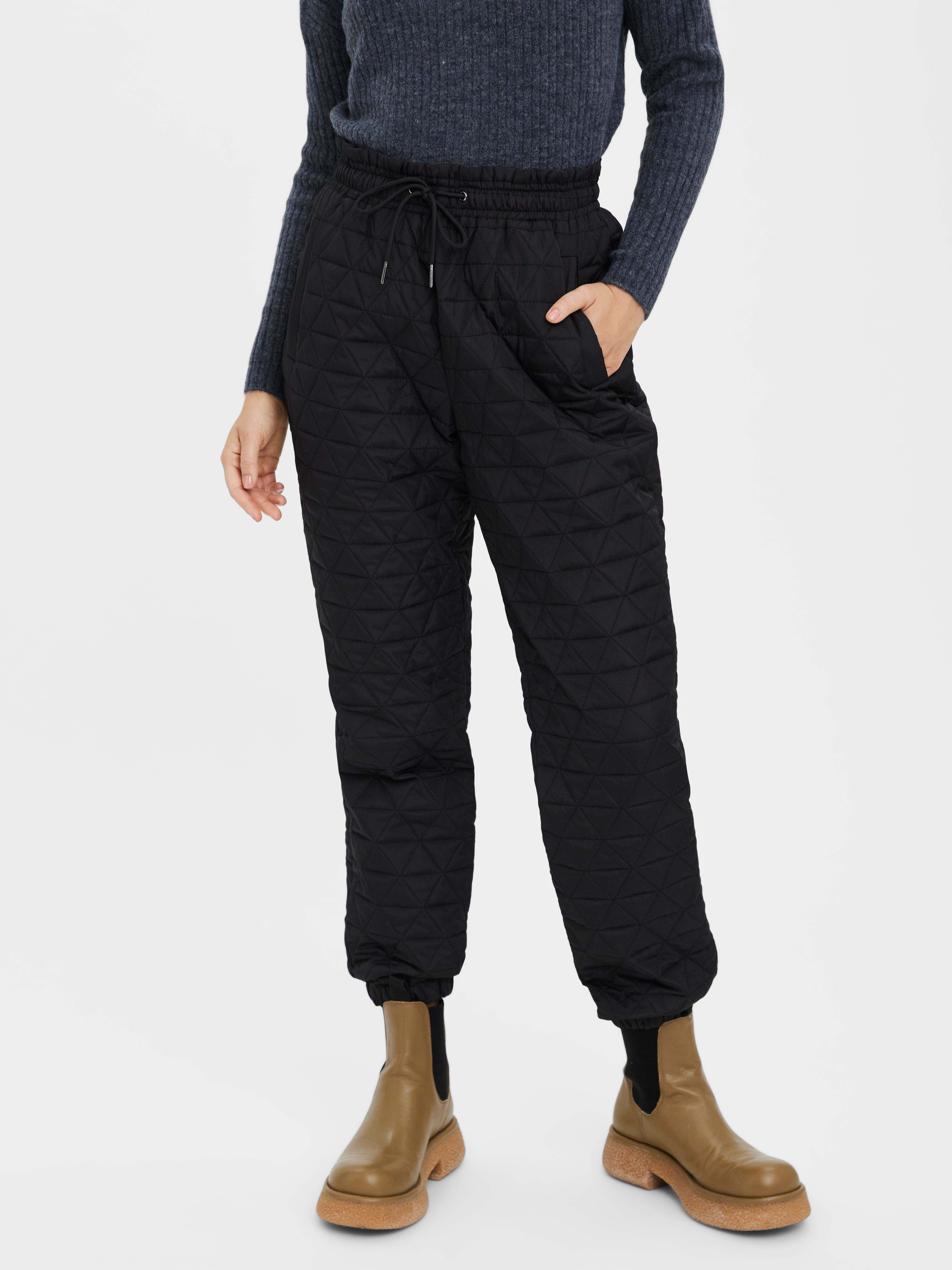 SomethingNew x NAOMI ANWER Loose fit Trousers with 30 discount  Vero Moda 