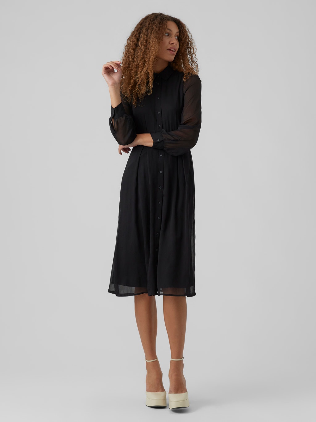 Vestido largo Corte regular Cuello de camisa Mangas clásicas | Black | Vero  Moda®