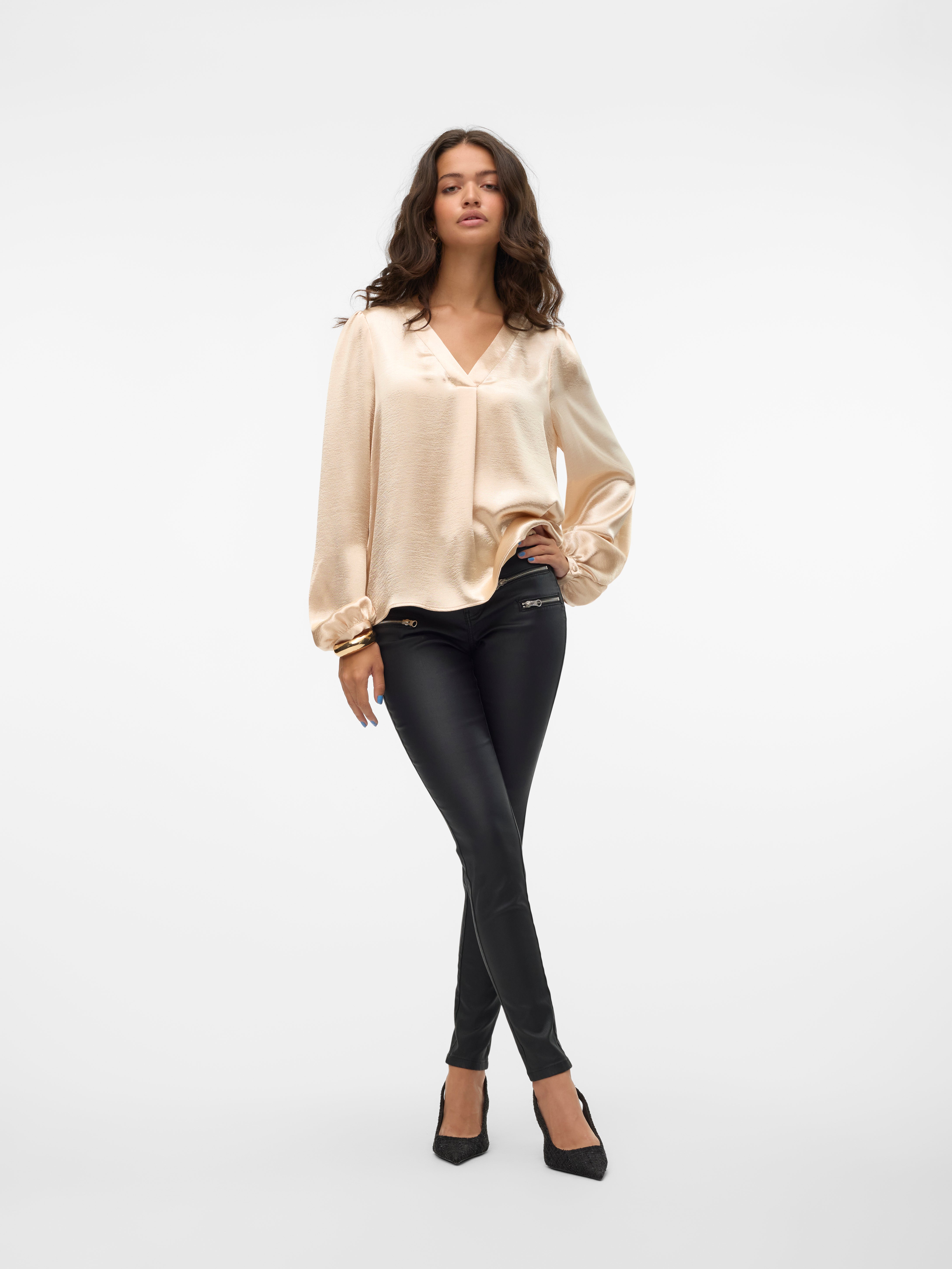 VMSEVEN Mid waist Trousers with 20 discount Vero Moda