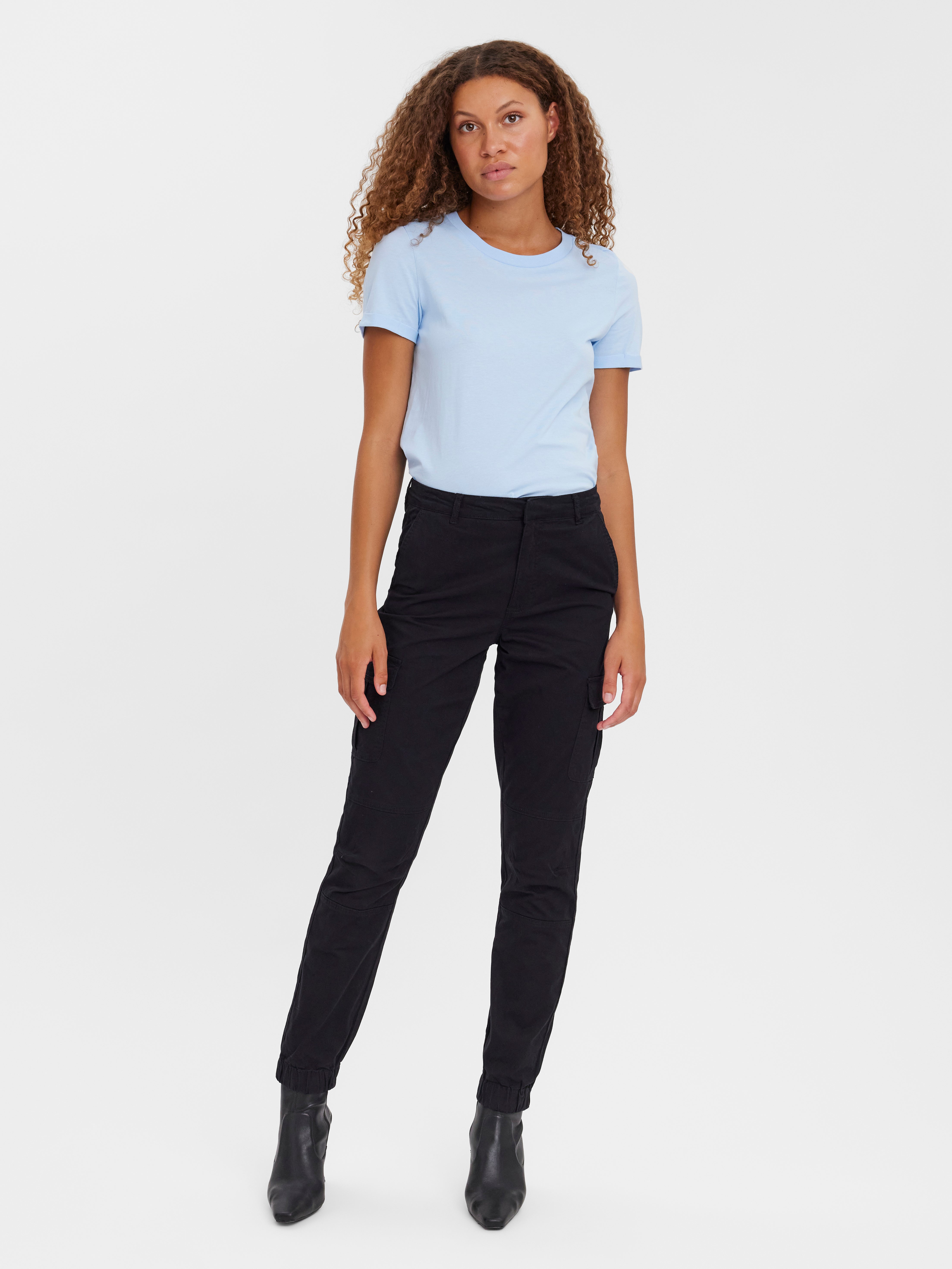 VMMAYRA Mid waist cargo trousers with 30% discount! | Vero Moda®