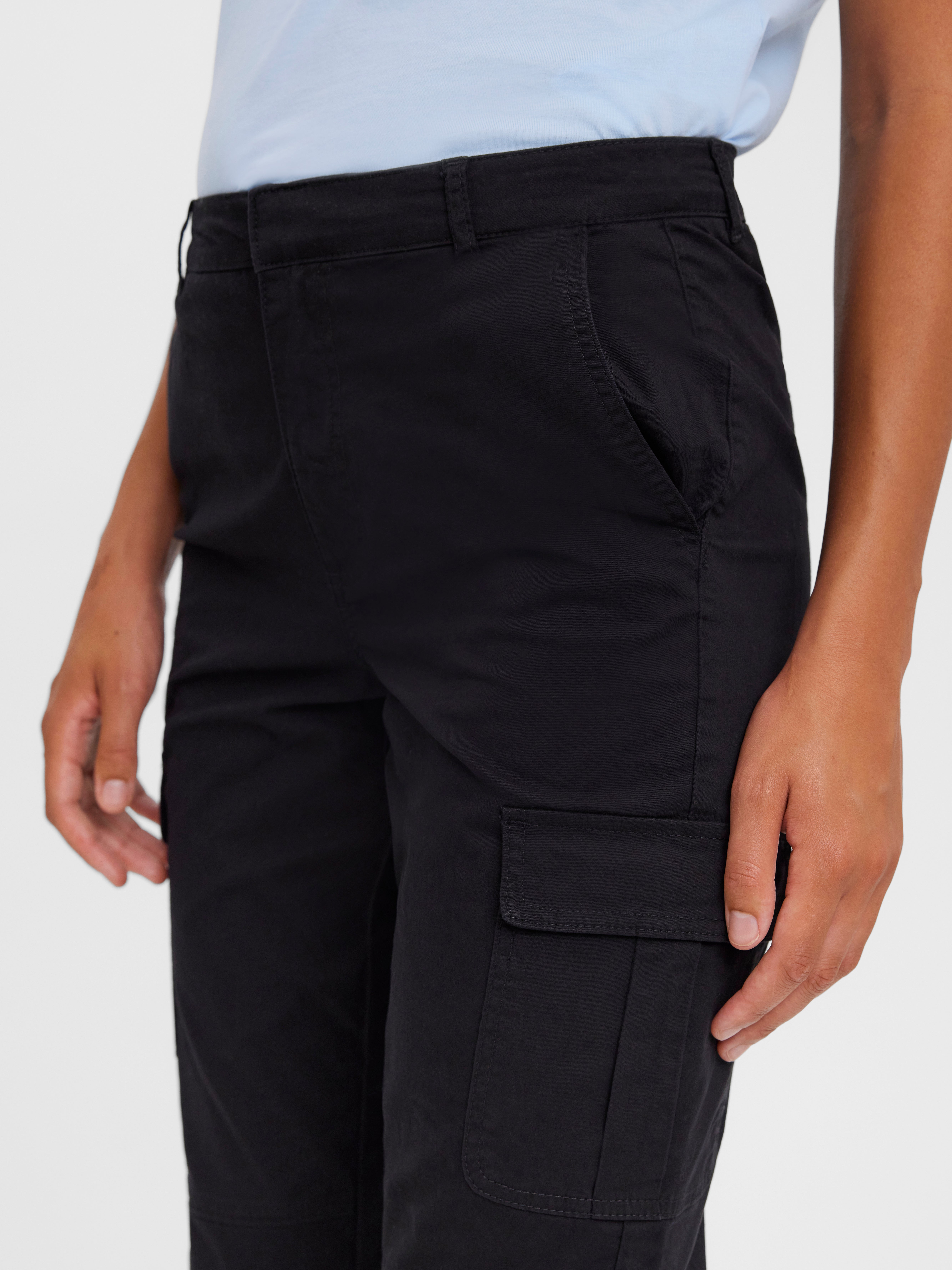 VMMAYRA Mid waist cargo trousers with 25% discount! | Vero Moda®