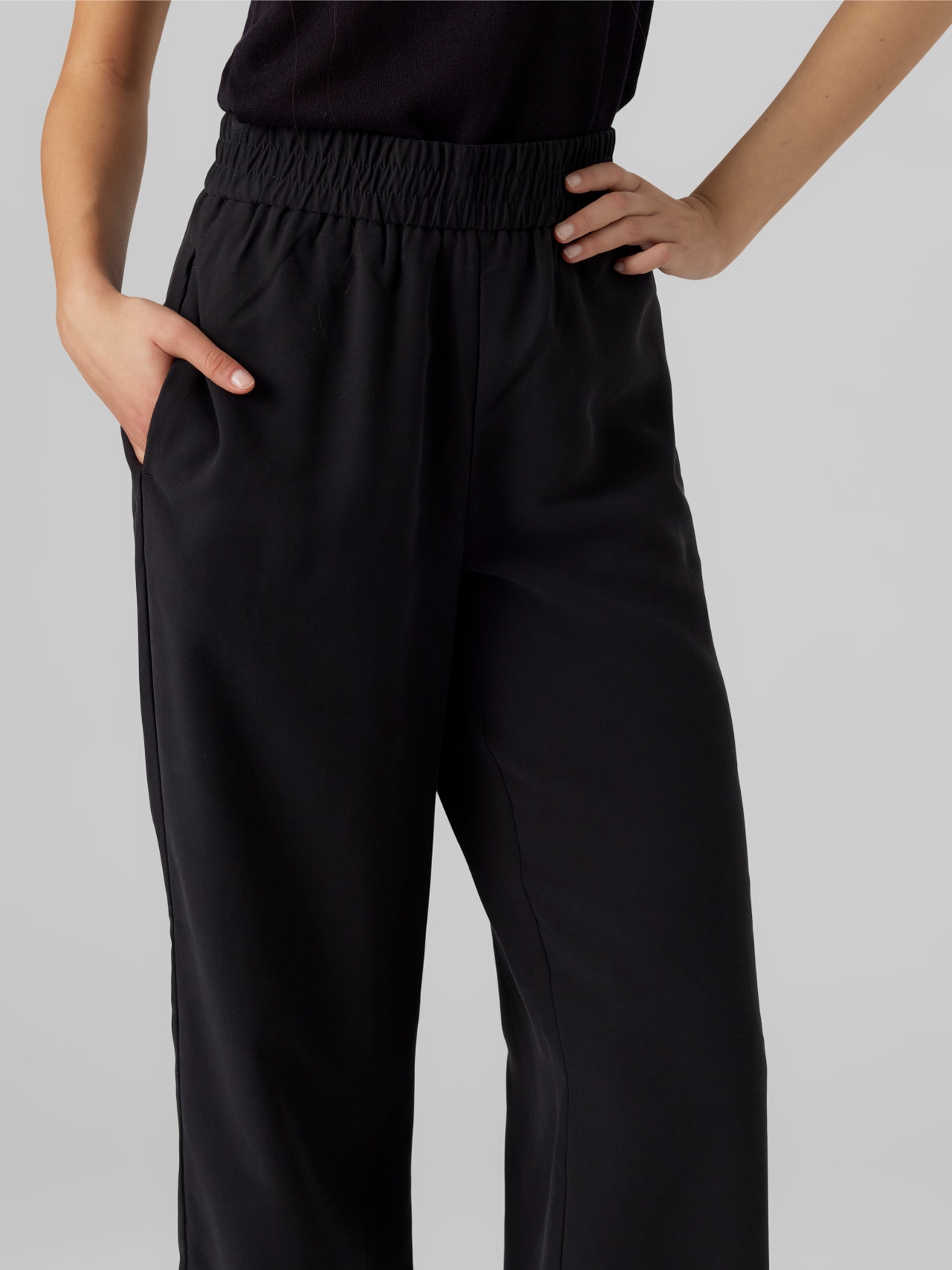 Le pantalon moucheté ceinturé Coupe : jambe large, taille très haute Le pantalon moucheté ceinturé Coupe : jambe large, taille très haute