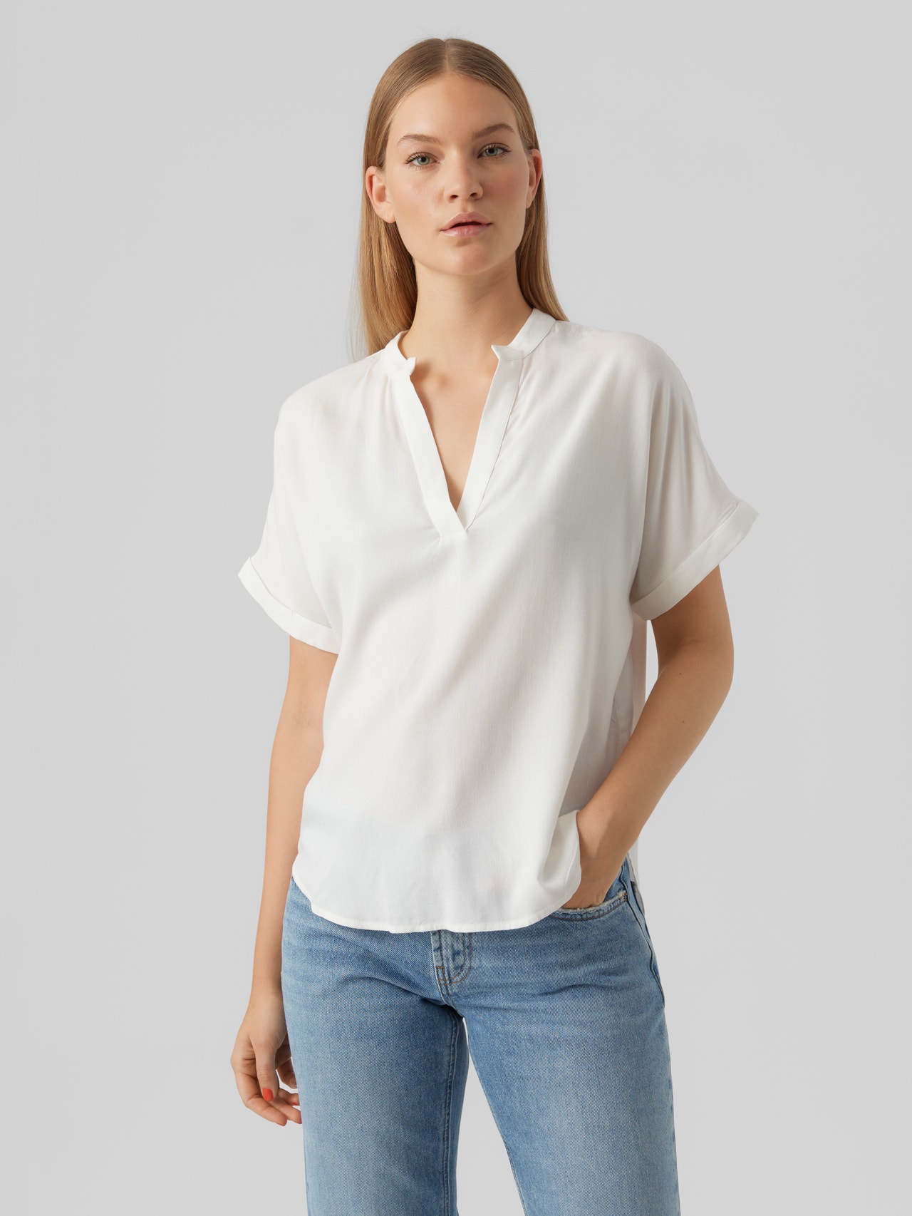 Vero Moda - Top Denise con scollo a V su Vero Moda - Top Denise con scollo a V su
