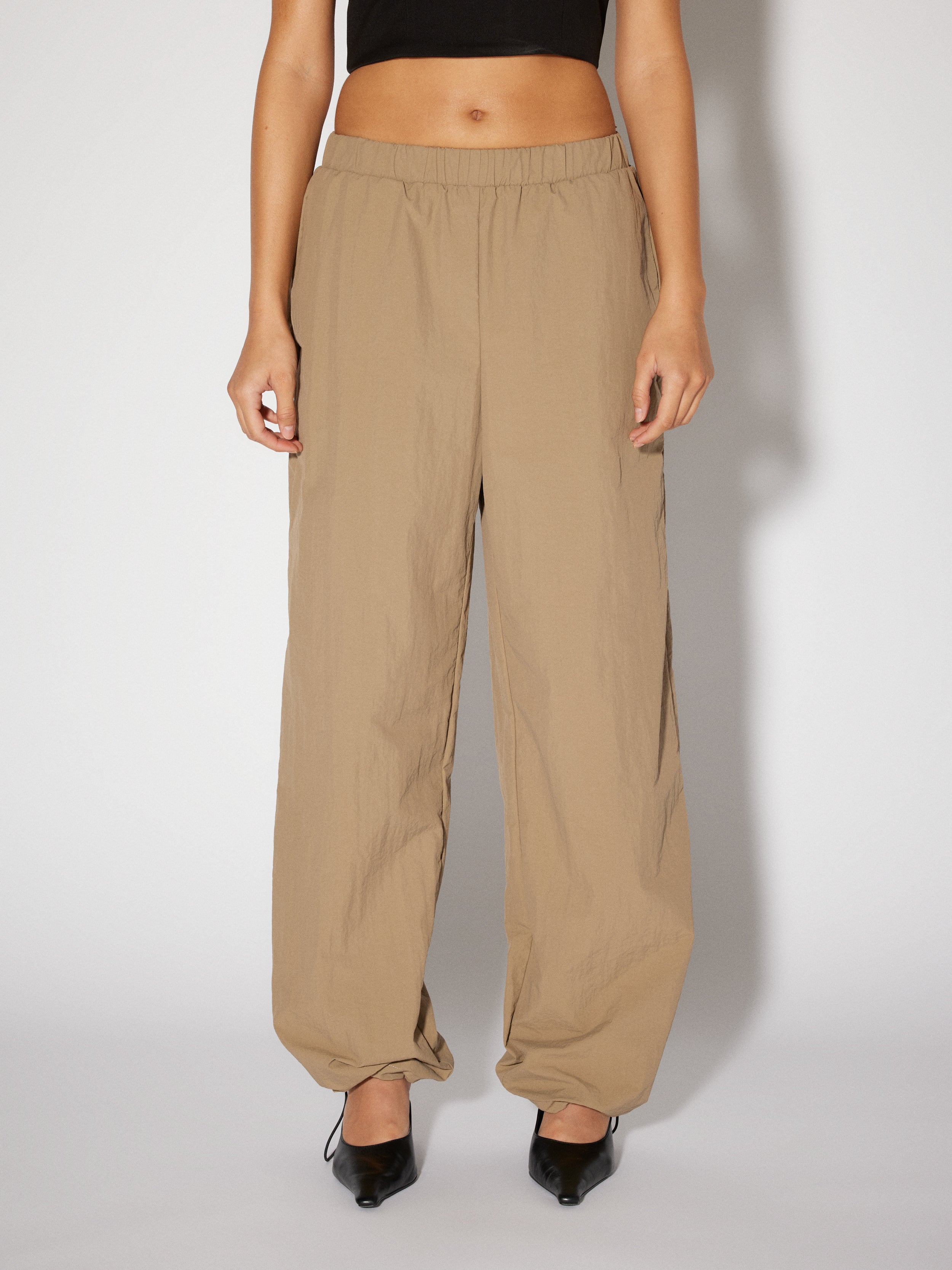 VMSUTTON Loose Fit Trousers with 50 discount  Vero Moda