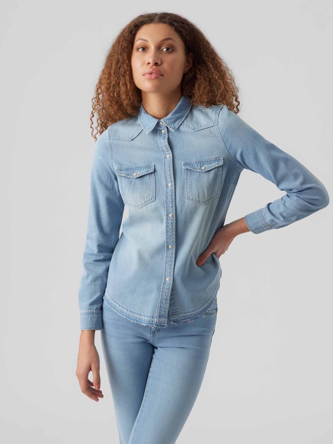 Ryd op Joseph Banks Simuler Petite denim shirt slim fit | Light Blue | Vero Moda®