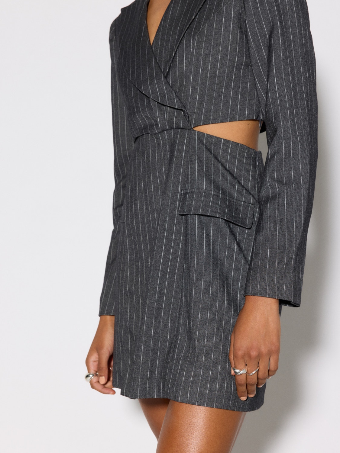 Vero Moda SOMETHINGNEW X LAME COBAIN Krótka sukienka -Grey Pinstripe - 10297069