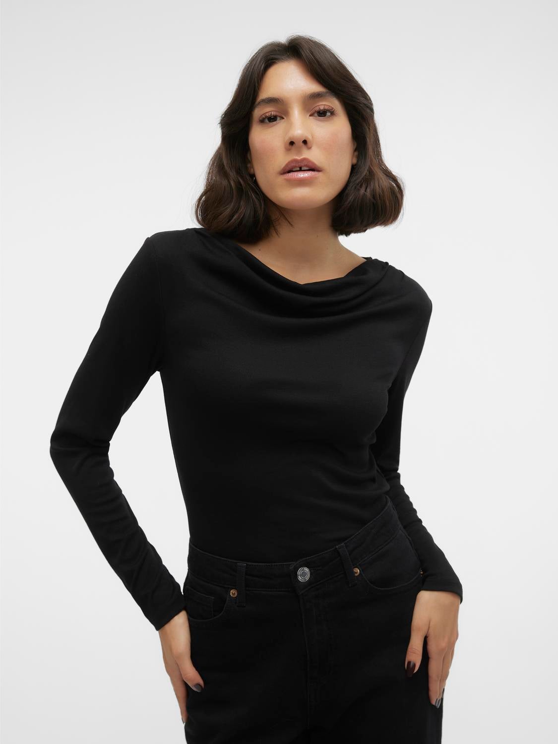 Loose Fit U-Neck Regular sleeves Top | Black | Vero Moda®