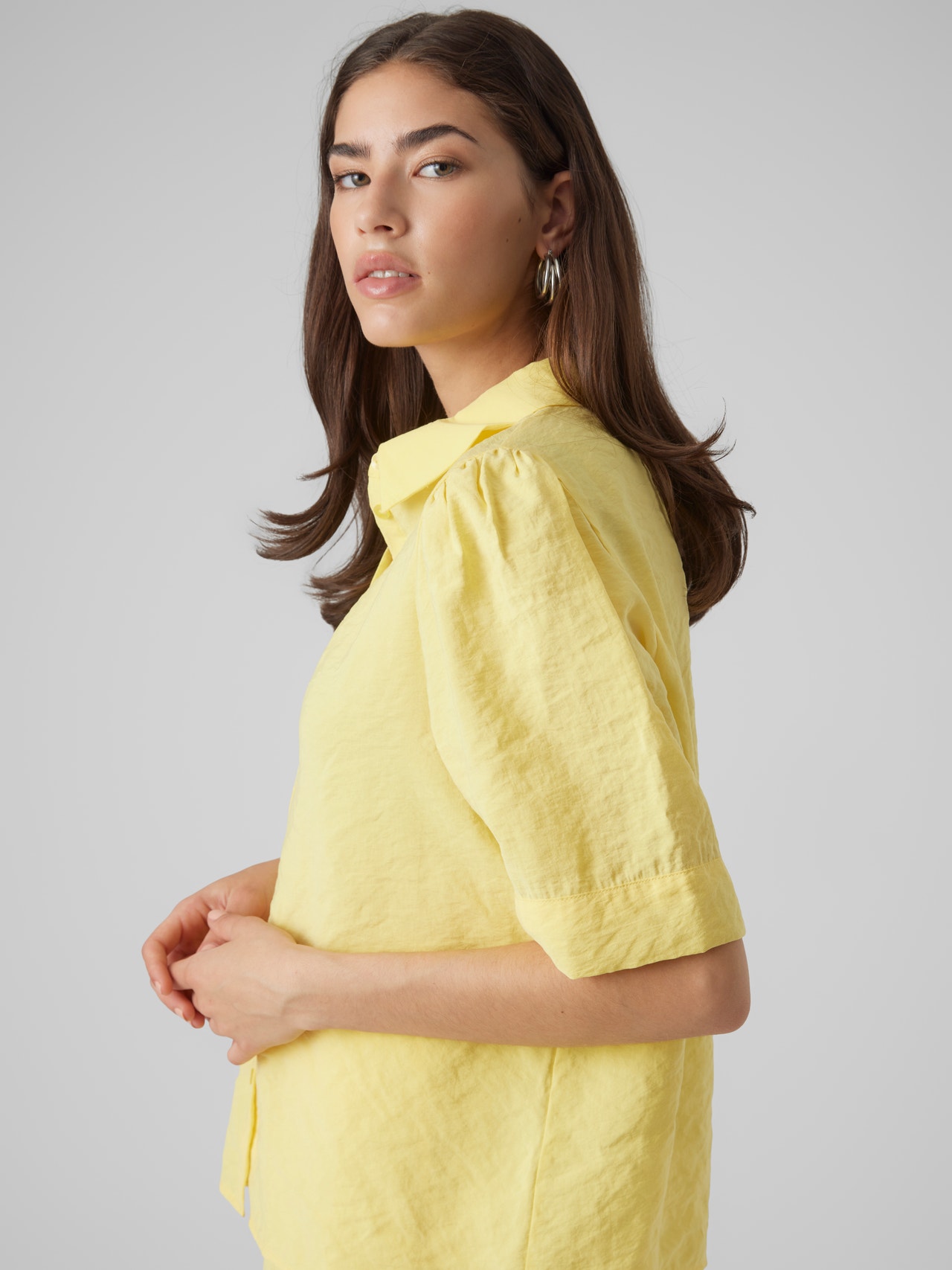 Barmhjertige Overhale Pearly Skjorte | Mellemgul | Vero Moda®