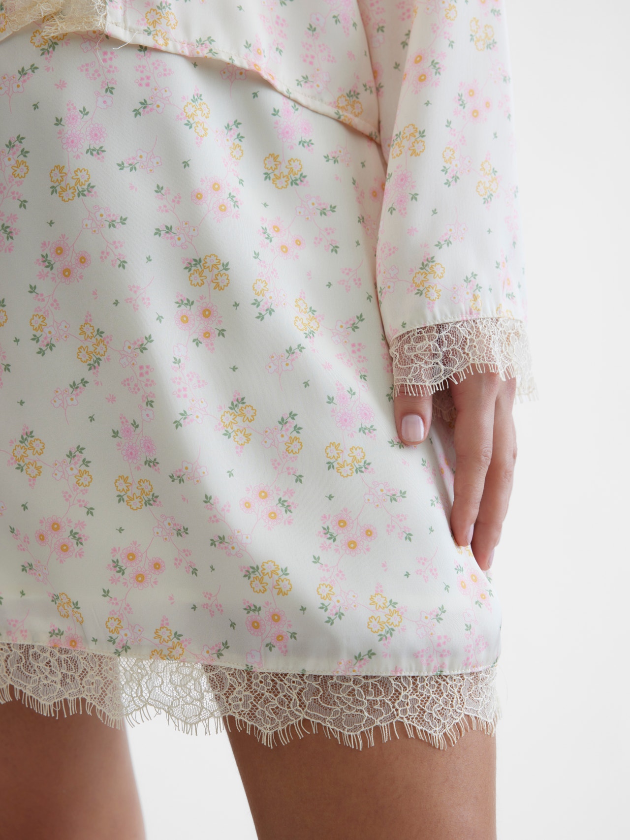 Vero Moda SOMETHINGNEW Styled by; Claudia Bhimra Mini skirt -White Swan - 10307899