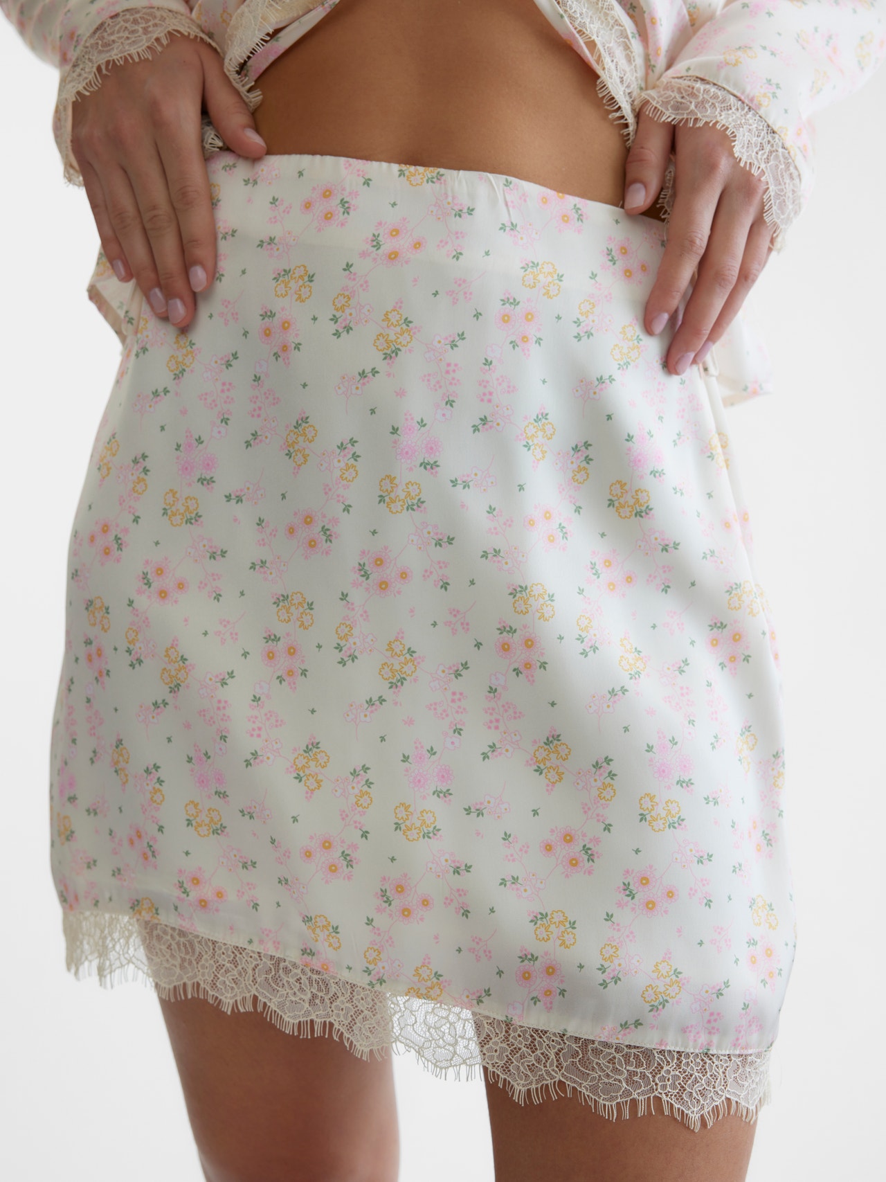 Vero Moda SOMETHINGNEW Styled by; Claudia Bhimra  Mini skirt -White Swan - 10307899