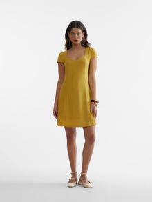 Vero Moda SOMETHINGNEW Styled by; Claudia Bhimra  Krótka sukienka -Spicy Mustard - 10307903
