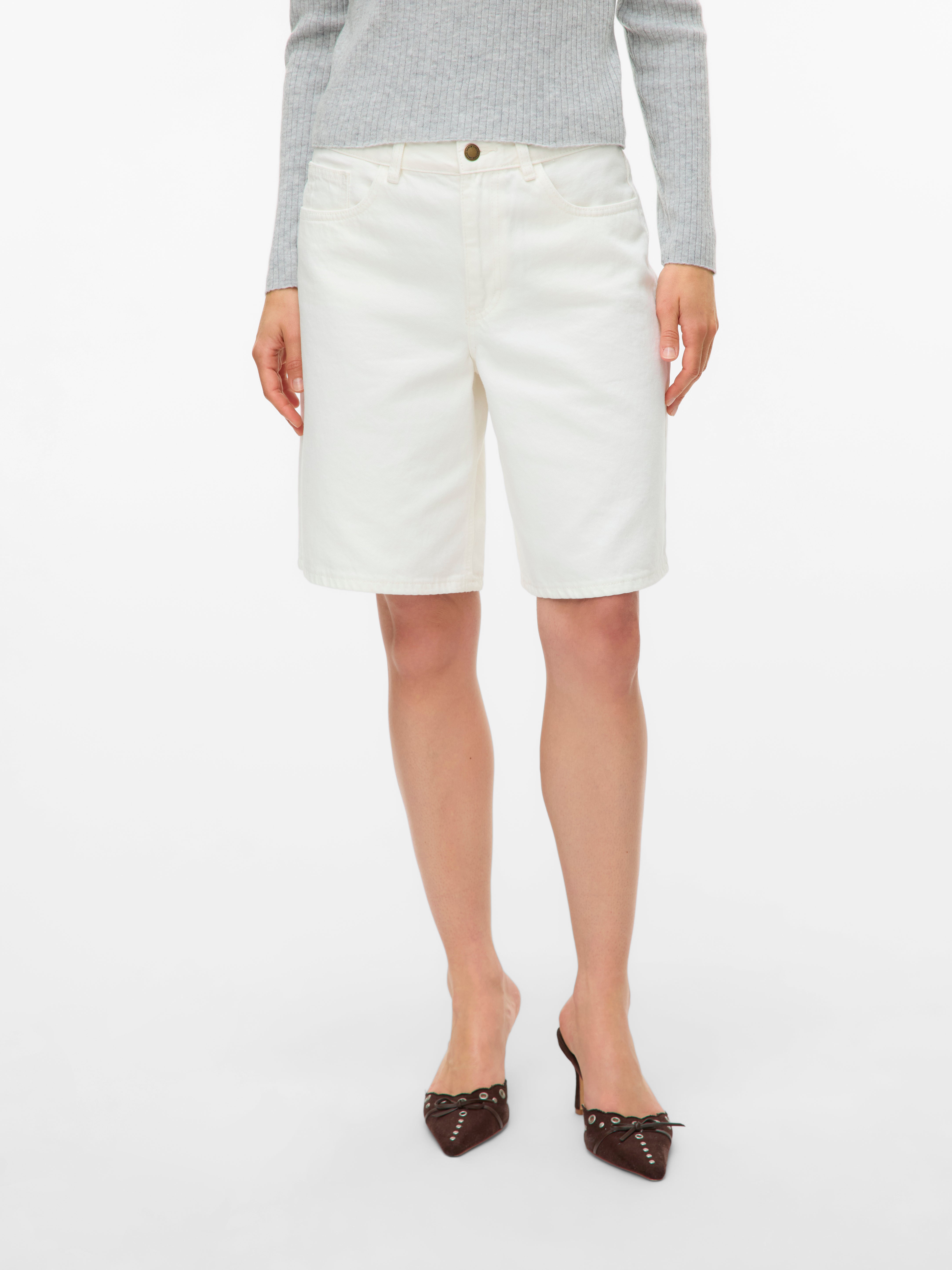 Normal passform shorts i femficksmodell — shorts med fickor från Vero Moda