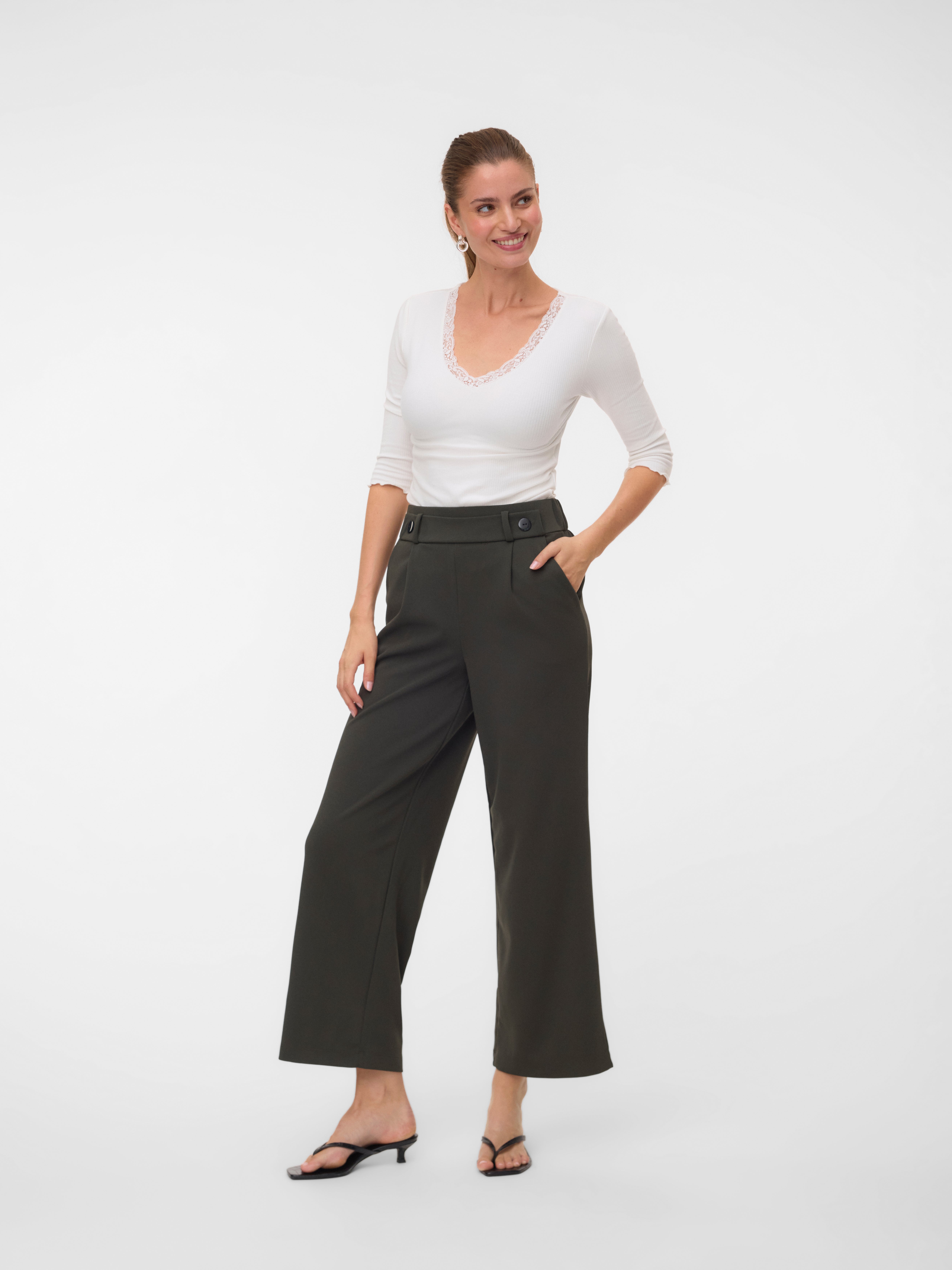 Loes passform byxor — byxor med fickor från Vero Moda