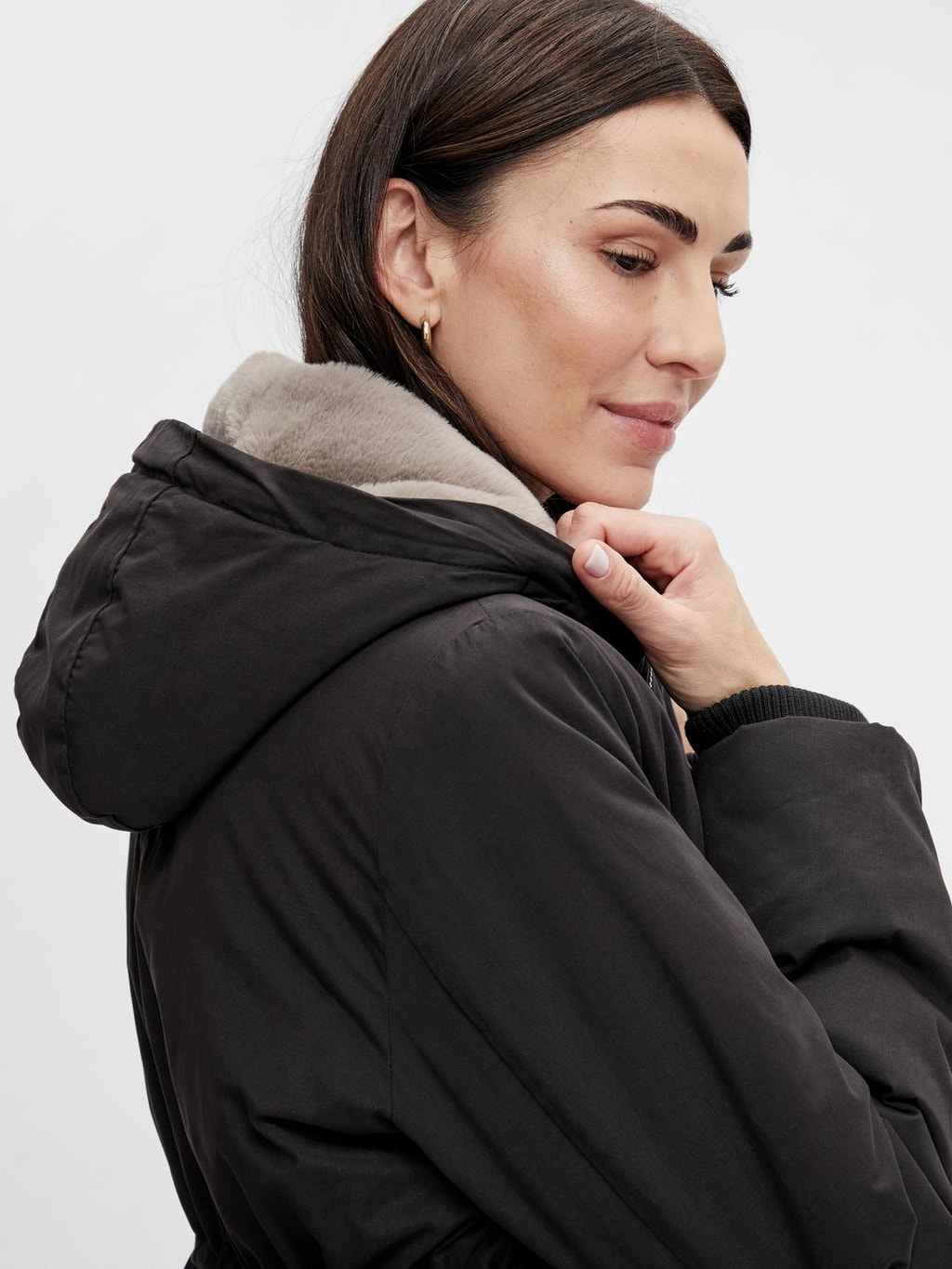 Hood with faux fur lining Ribbed cuffs Coat | Black | MAMA.LICIOUS®