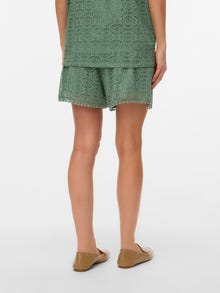 MAMA.LICIOUS Pravidelný strih Šortky -Hedge Green - 20022322